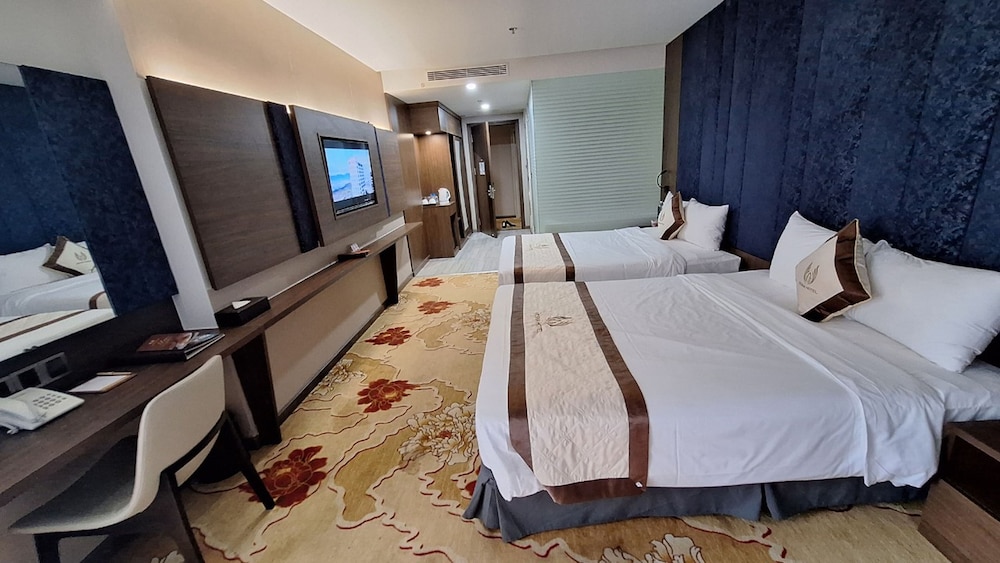 DELUXE, QUADRUPLE, 2 QUEEN BEDS, PARTIAL SEA VIEW