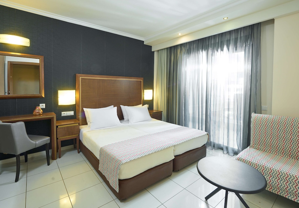 غرفة ثلاثية بفراش فوتون وسريرين منفصلين، Mediterranean Resort Hotel 4/7
