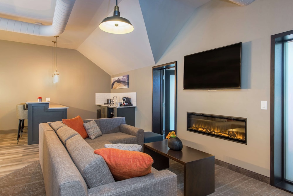 Hotel Saranac Curio Collection By Hilton 33/63