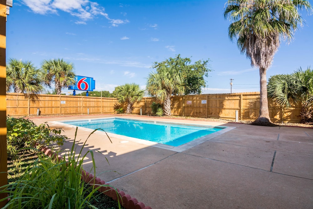 Motel6 Freeport, TX 52/54