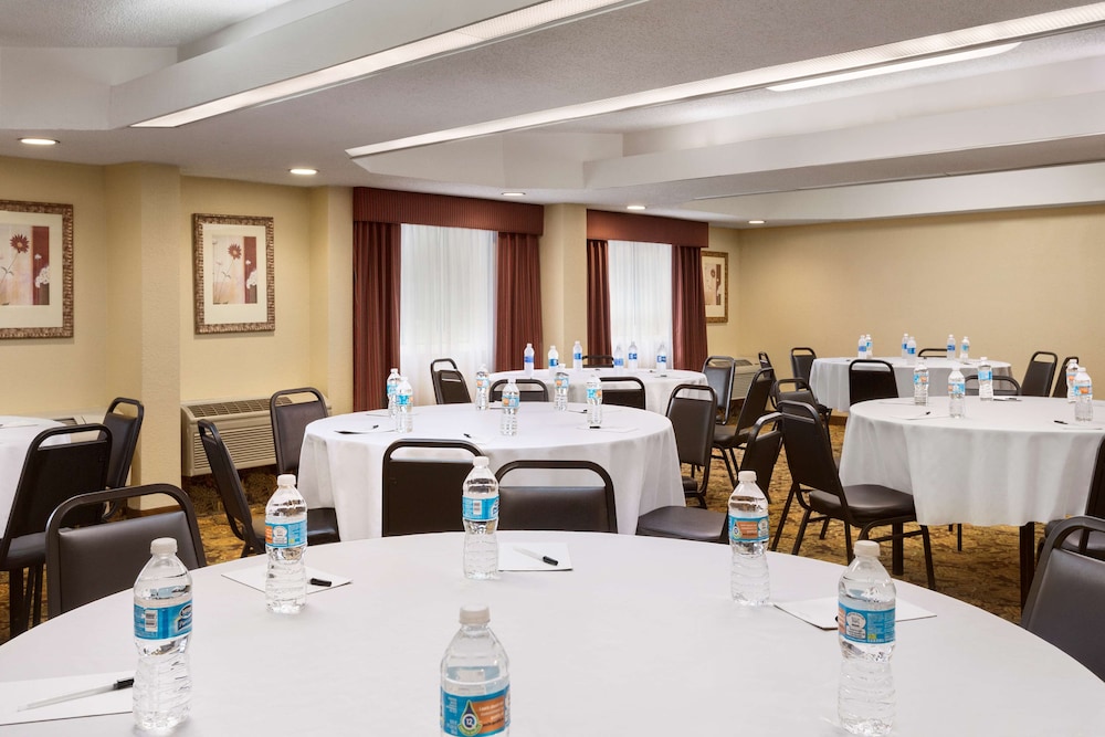 Country Inn and Suites By Radisson Atlanta Airport South GA 36/43