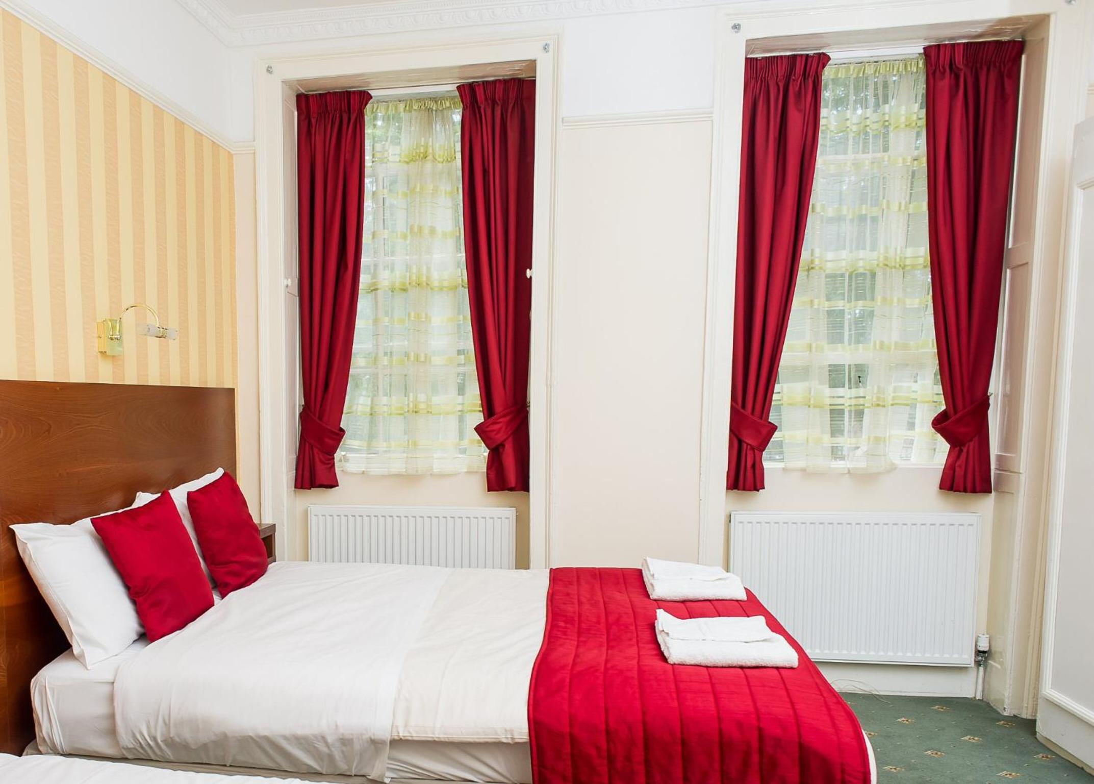 ROOM, DOUBLE BED