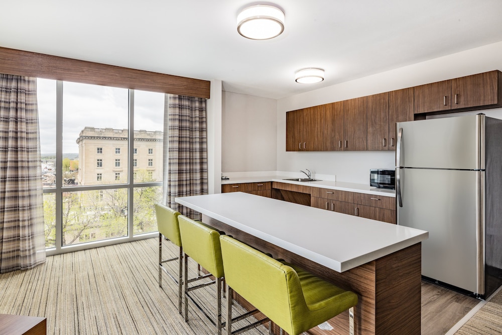 Holiday Inn Express & Suites Lincoln Downtown 52/55