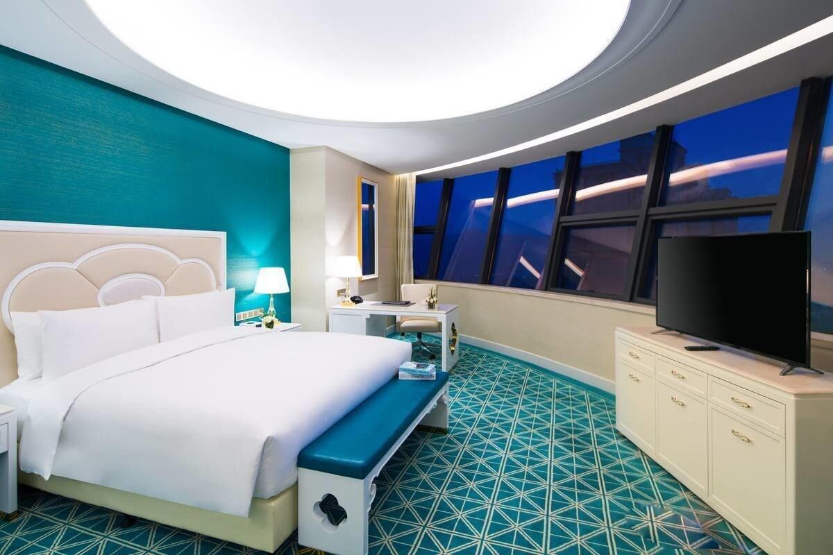 Sky, King Bed, Lake View