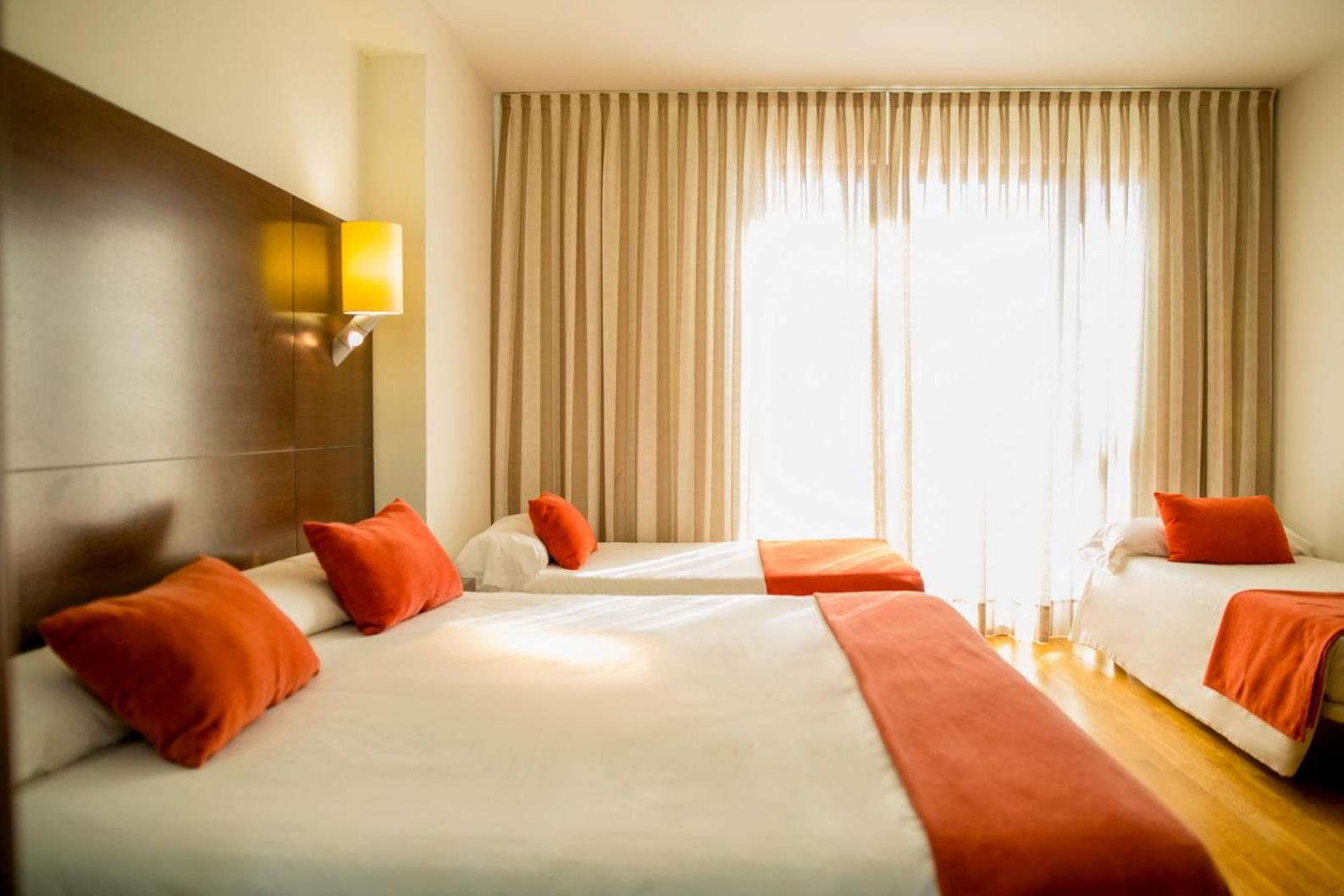 Room, Double Bed, Two Extra Beds، Hospedium Valles de Gredos Golf 2/6