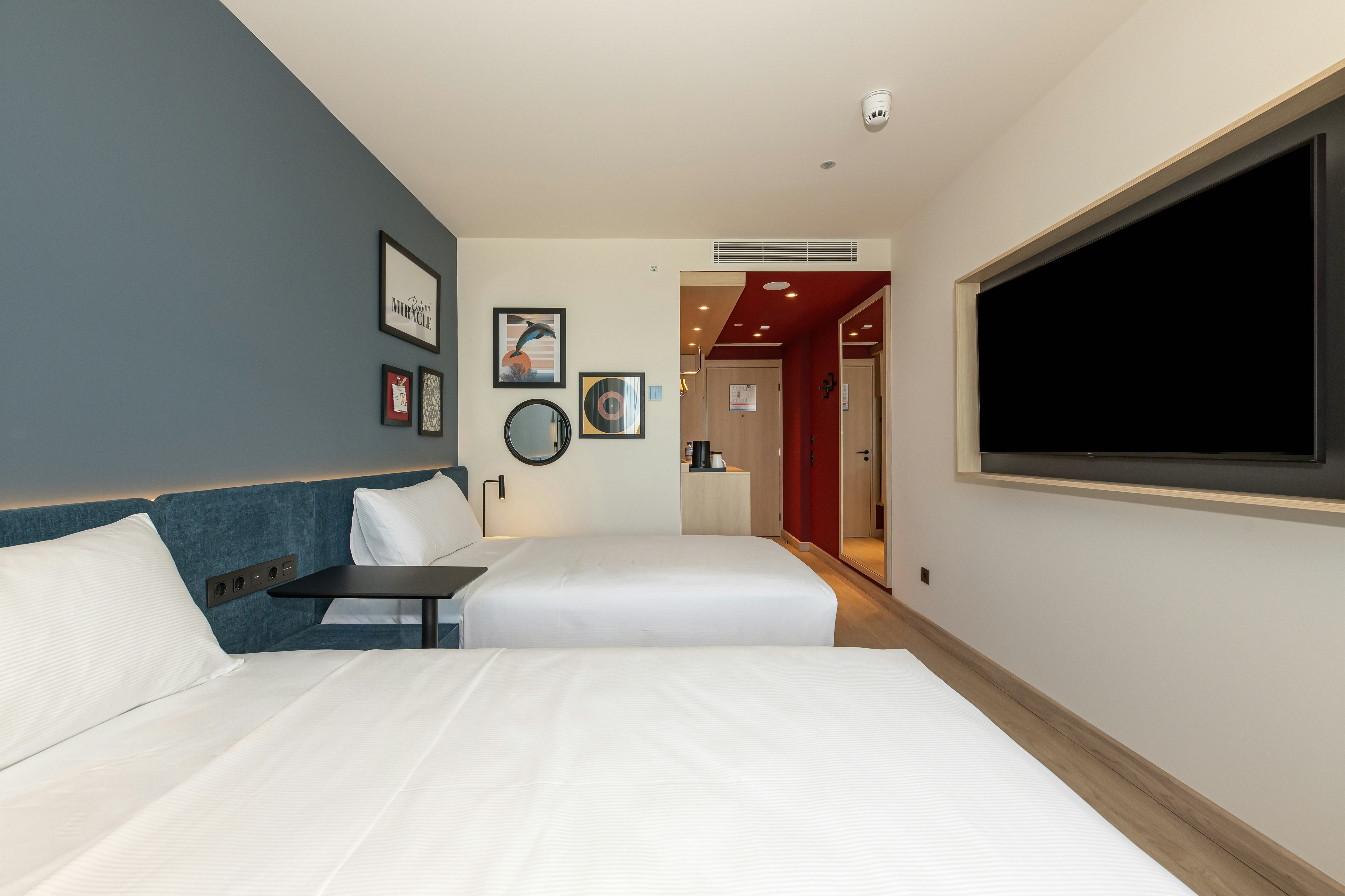 ROOM, TWIN BEDS