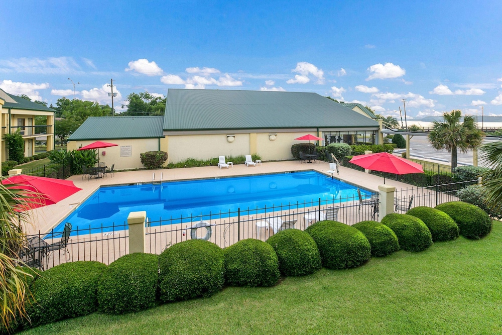 Quality Inn & Suites near Lake Eufaula 34/41