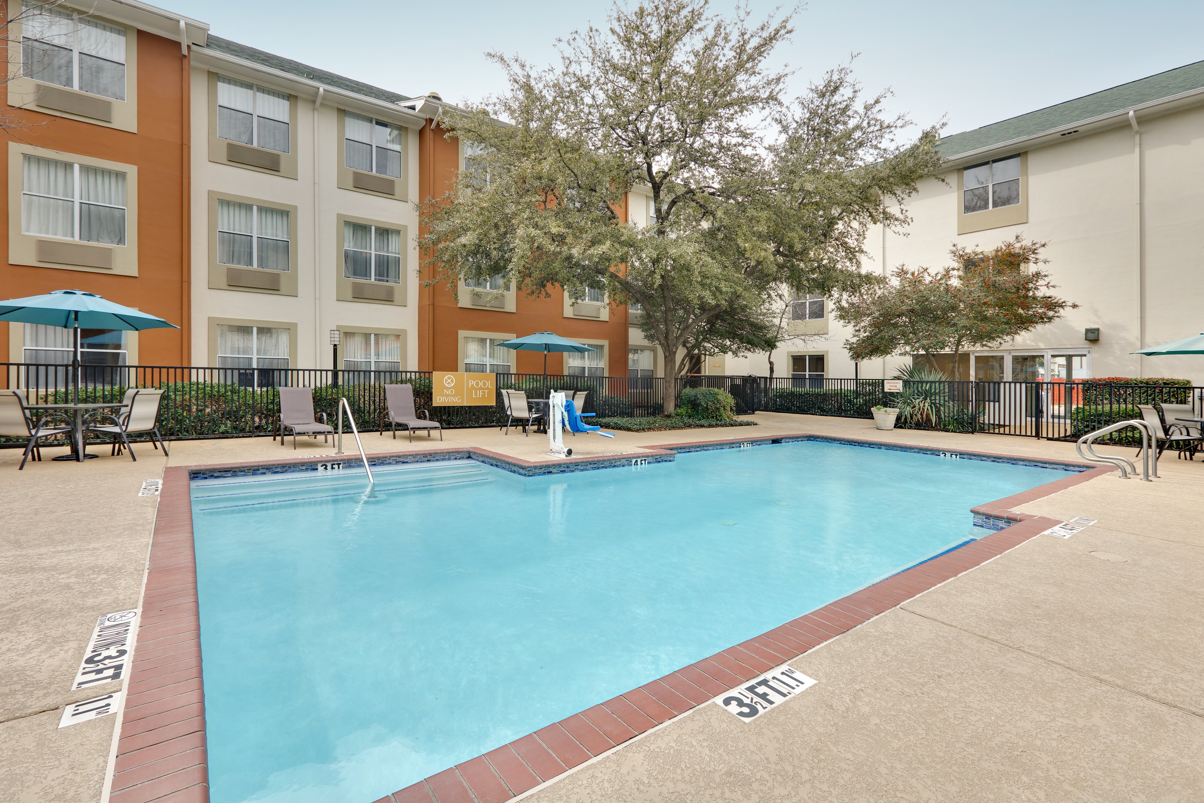 Candlewood Suites Dallas Market Cntr-Love Field 21/22