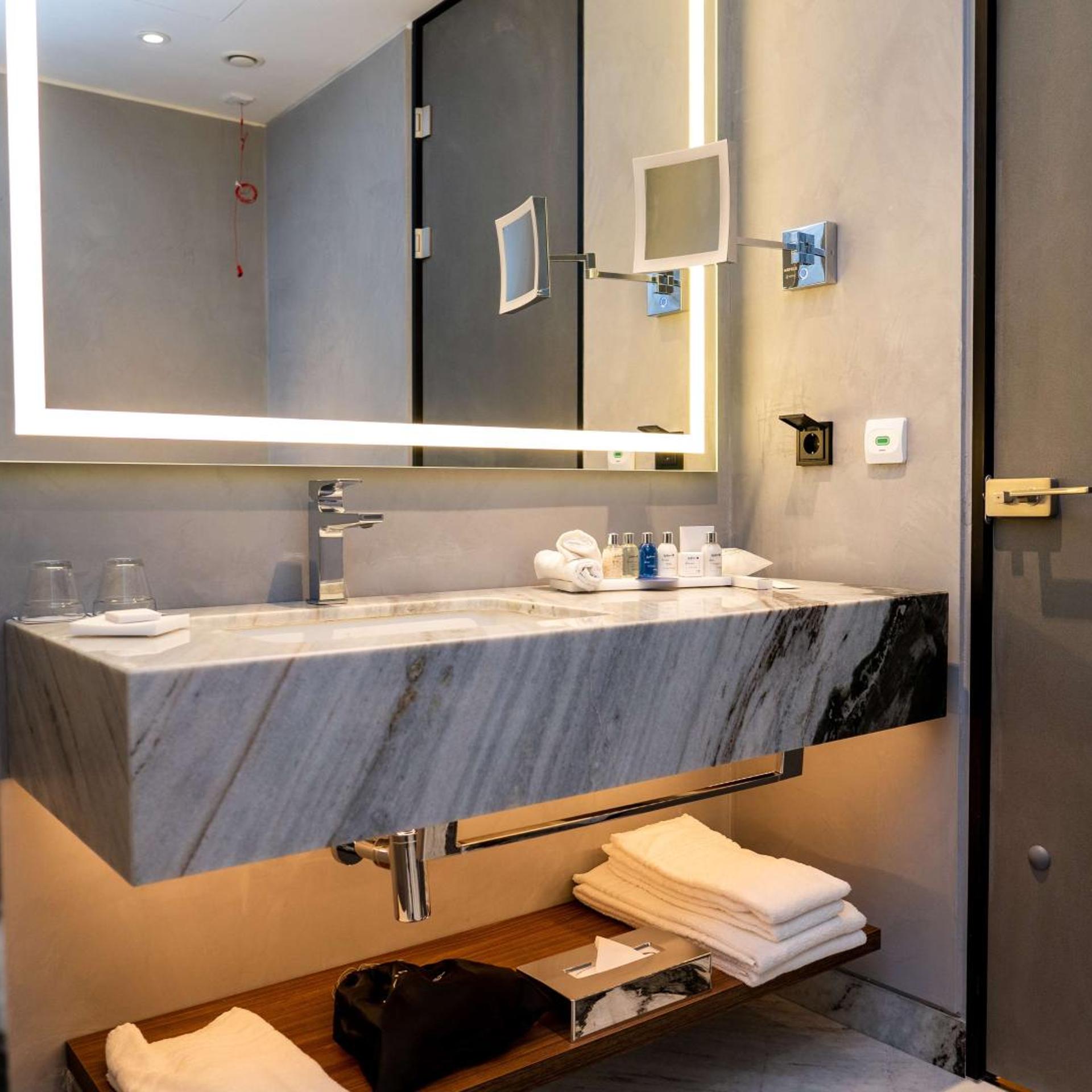 غرفة بريميوم بسرير مزدوج بإطلالة على المدينة، Radisson Blu Aurum Hotel Brasov 7/10
