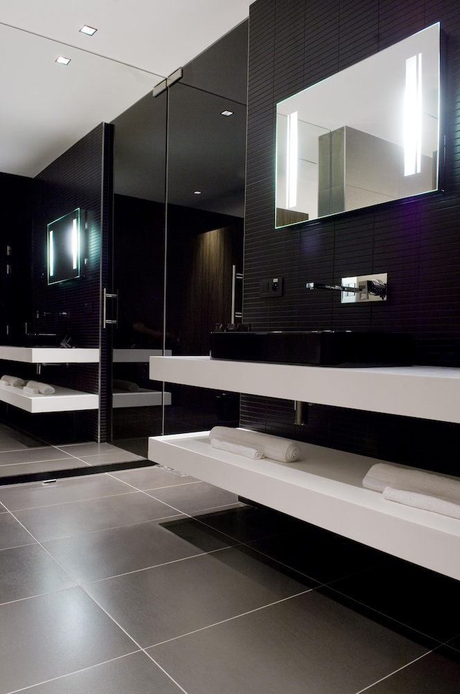 Carbon Hotel 28/61