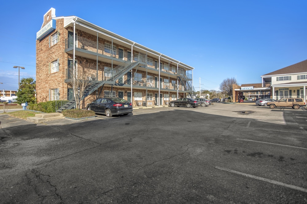 Edgewater Inn 35/51