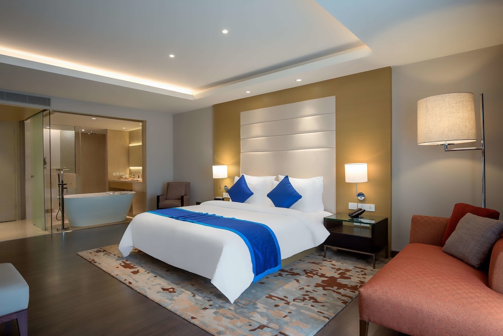METROPOLITAN, SUITE