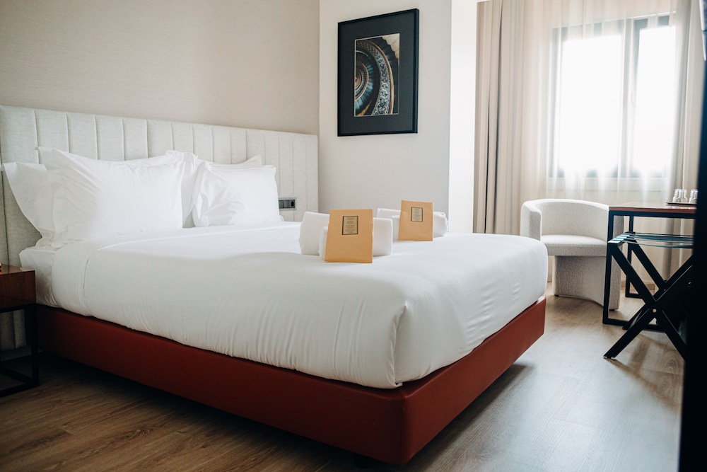 DELUXE, QUEEN BED
