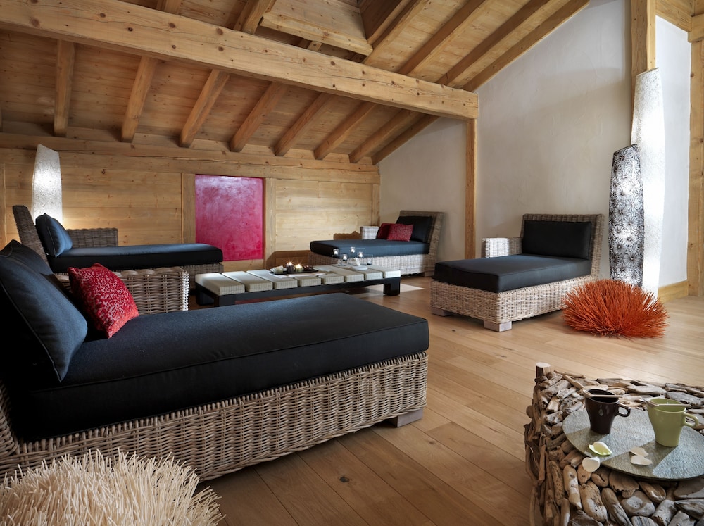 CGH Residences and Spas La Reine des Pres 40/49