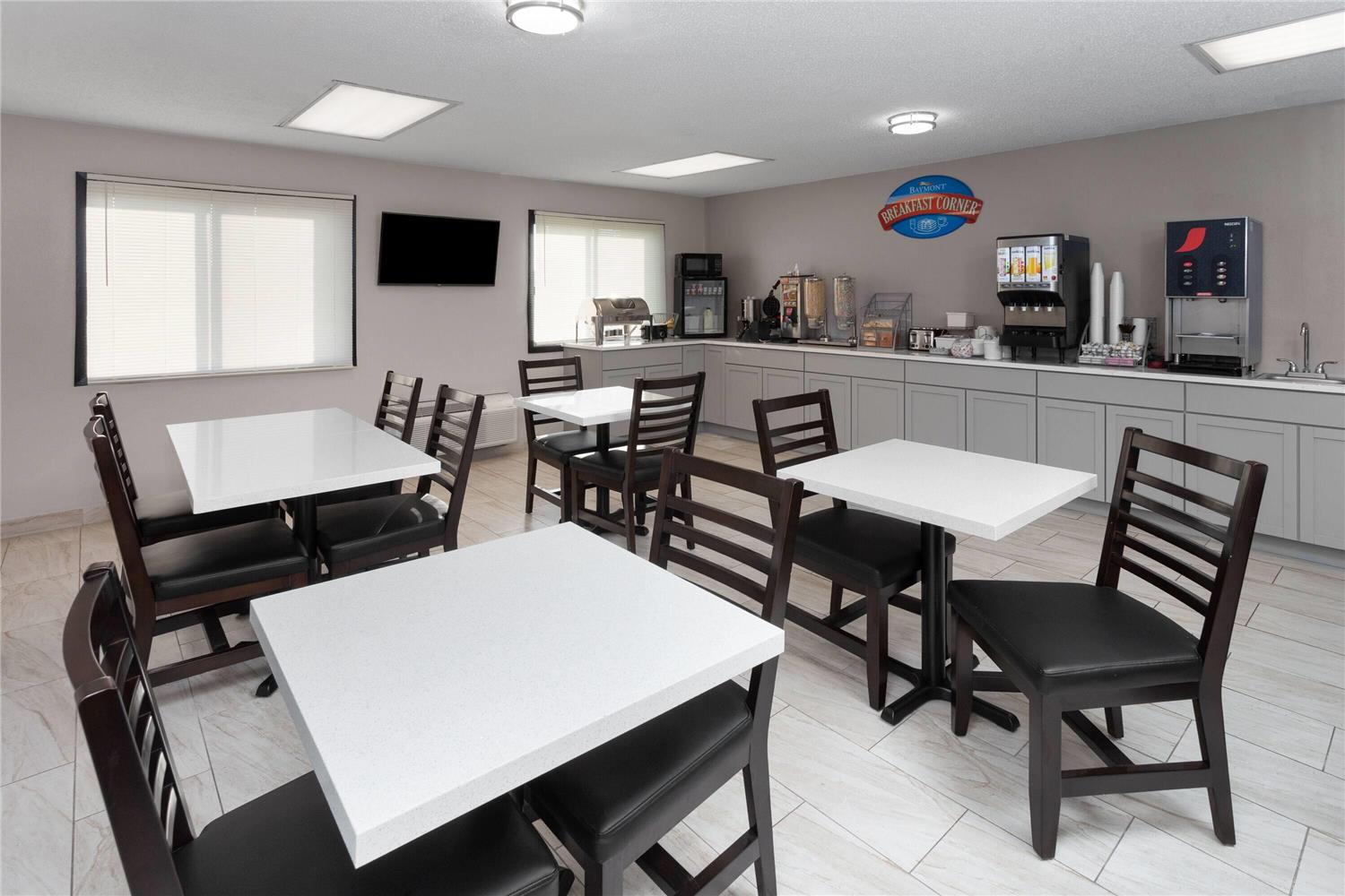 Baymont by Wyndham Oshkosh Airport 26/32