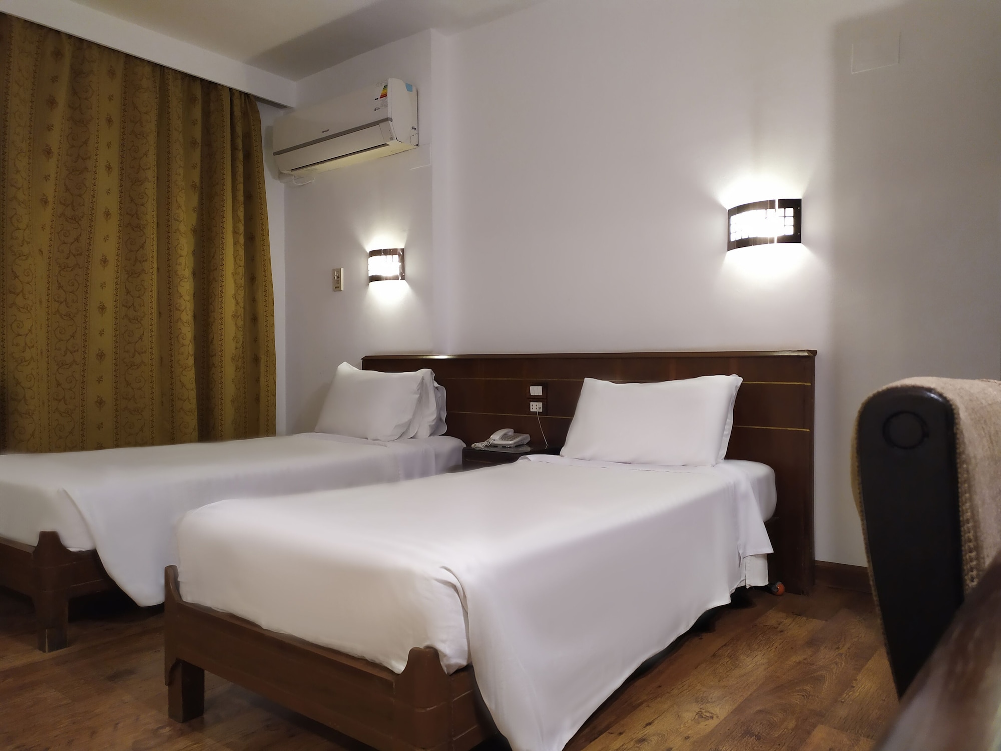 ROOM, DOUBLE BED