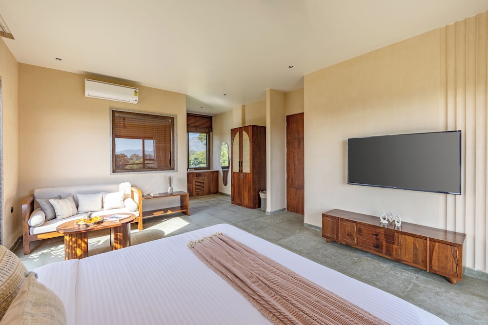 ELIVAAS Cows and Cuddles 4 BHK with Pvt Pool and Garden 27/68