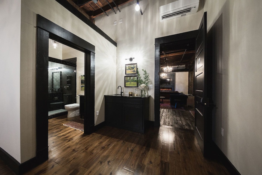 Gunrunner Boutique Hotel 3/63