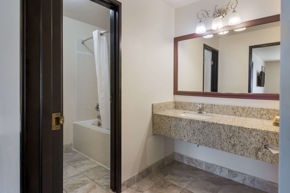 Quality Inn and Suites Airport West 27/57
