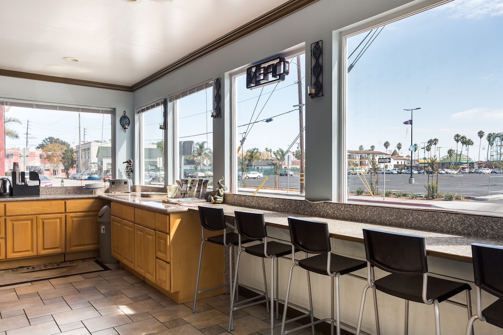 Aqua Breeze Inn 38/55