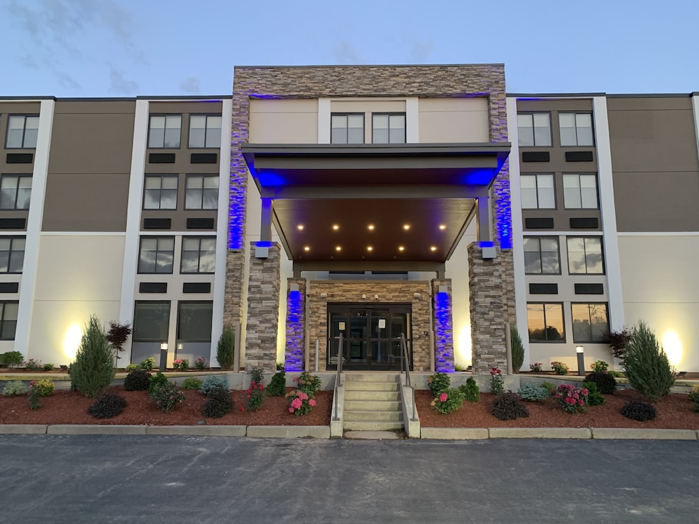 Holiday Inn Express Fall River North 2/44