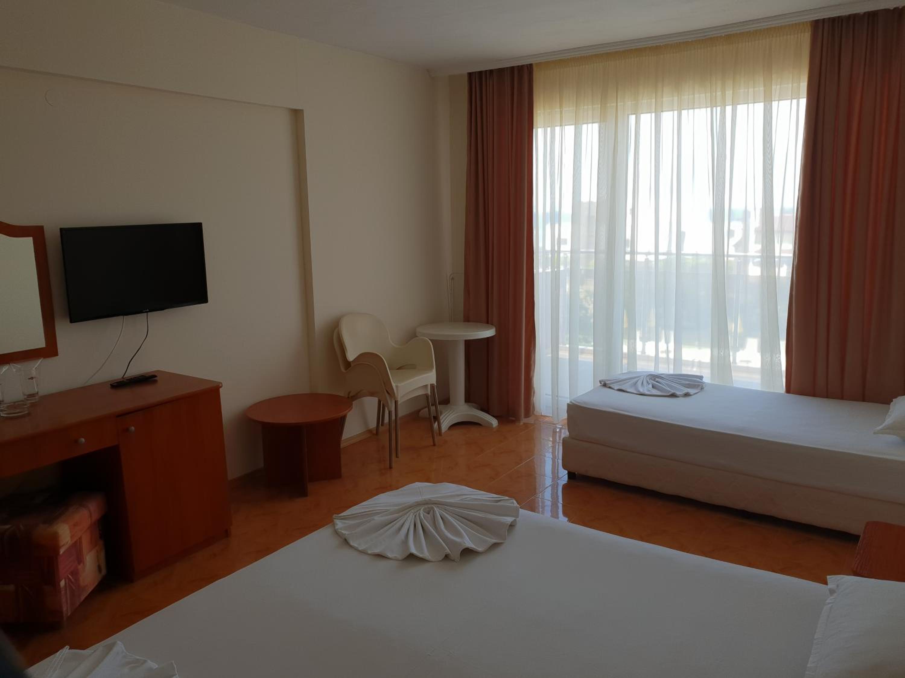 Hotel Sunny. 37/55