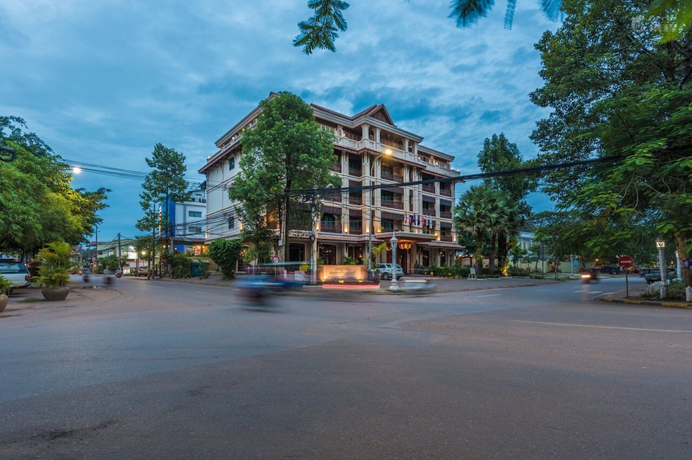Pierre Hotel 62/64