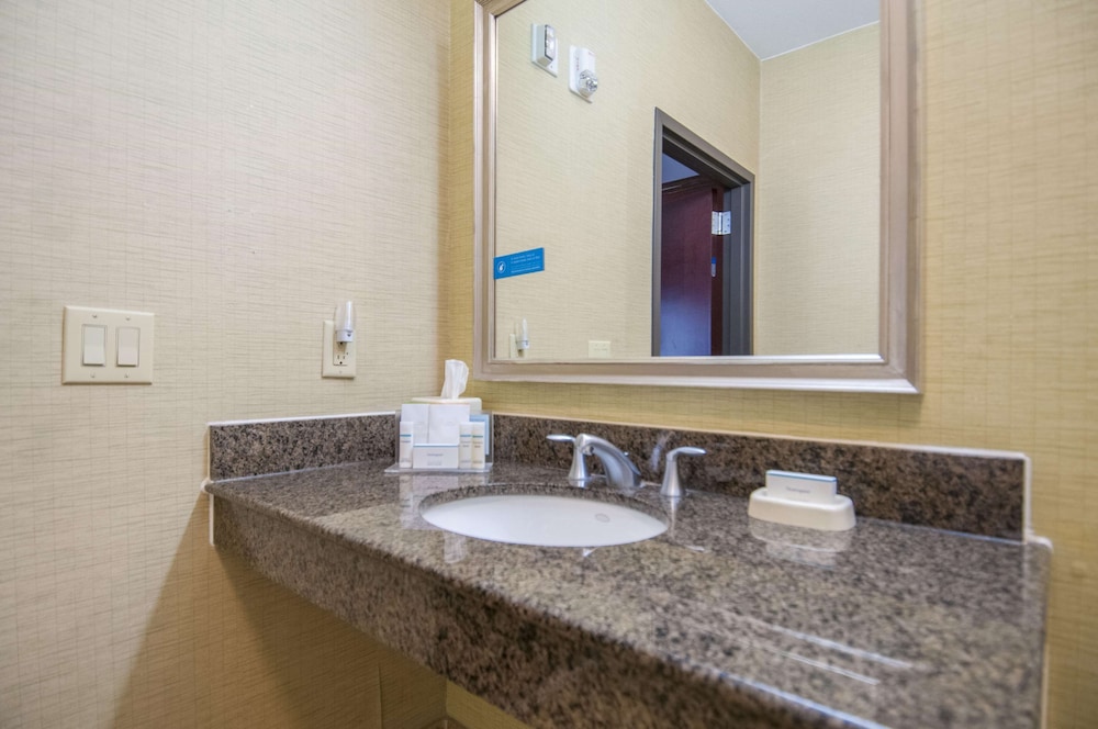 Hampton Inn And Suites Waxahachie 30/76