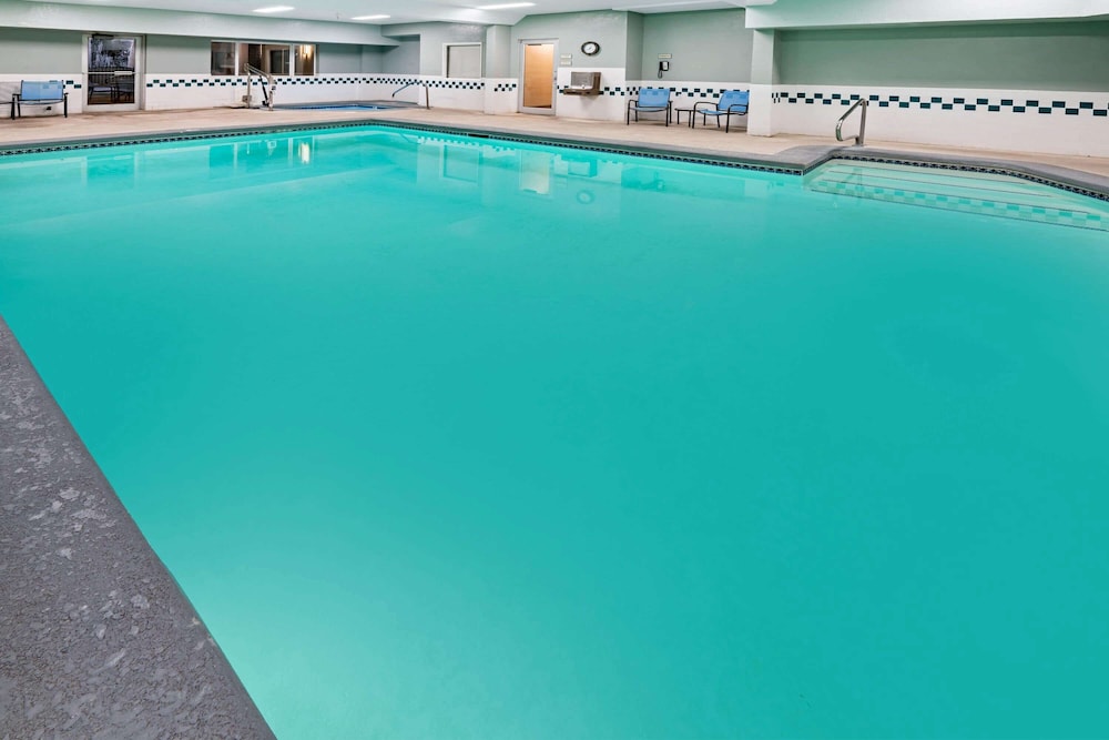 La Quinta Inn & Suites by Wyndham Logan 1/42