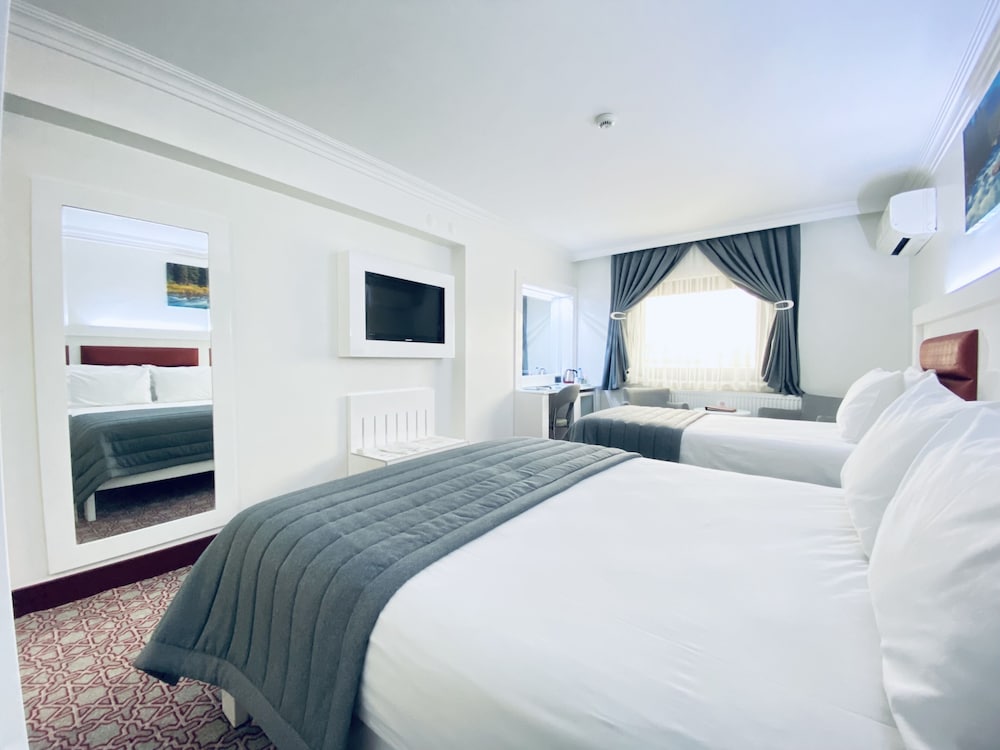 FAMILY, TWIN BEDS