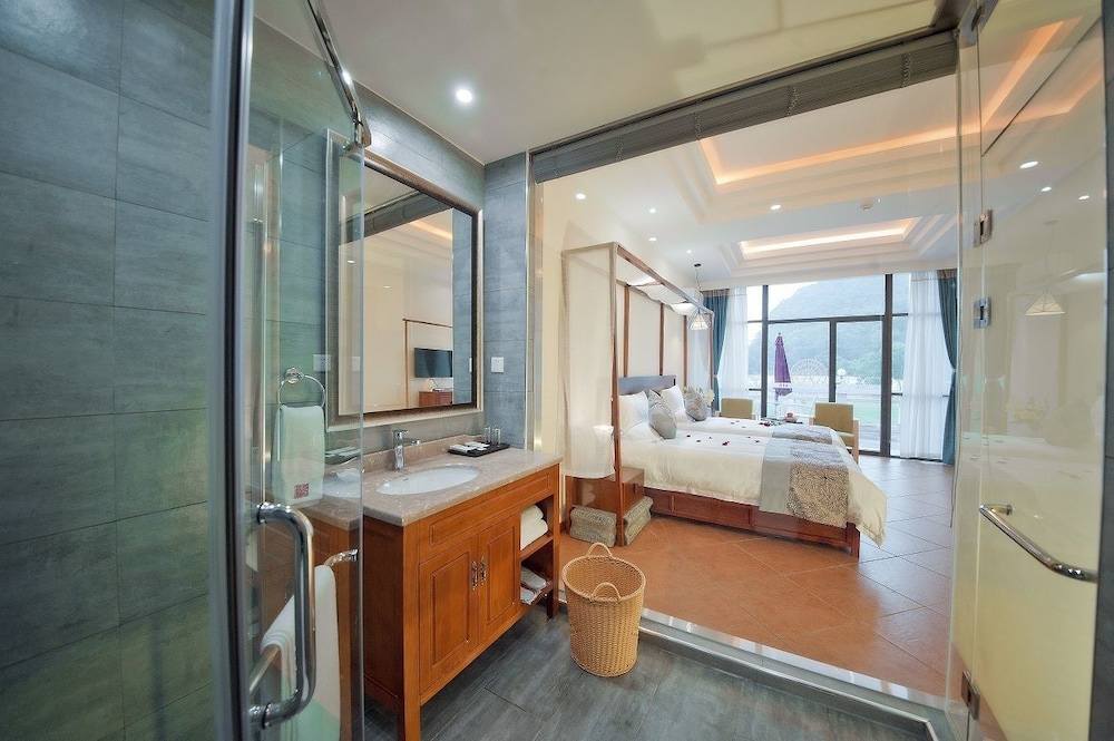 Guilin Crystal Crescent Moon Hotel 35/71