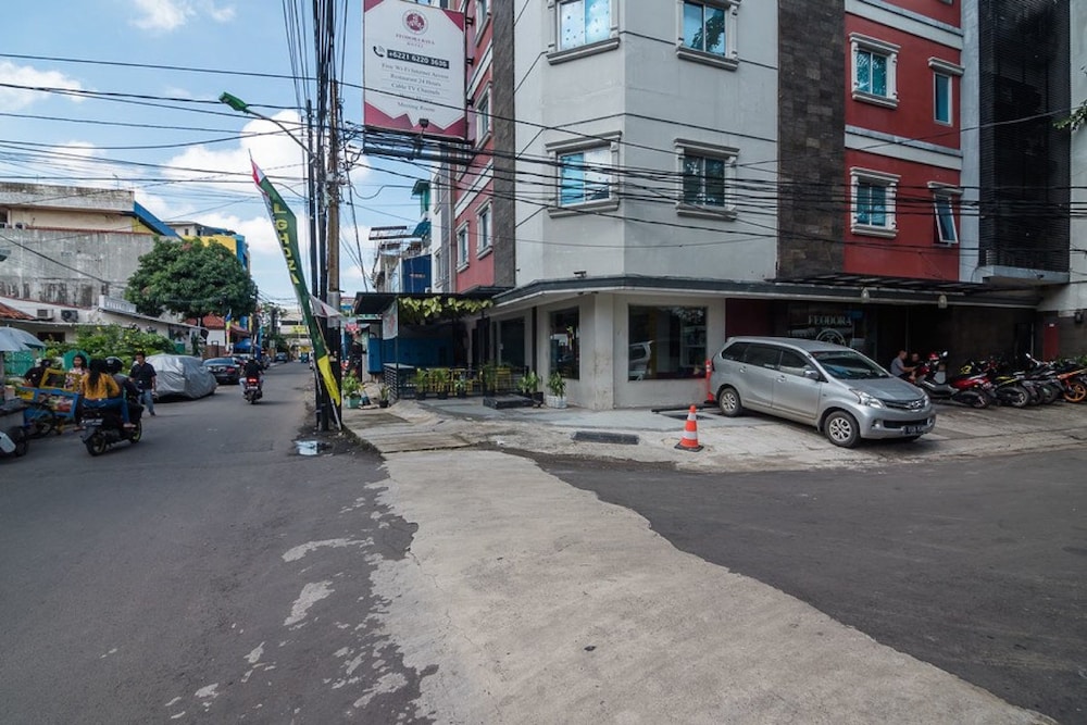 RedDoorz Plus near Mangga Besar Station 2 14/15