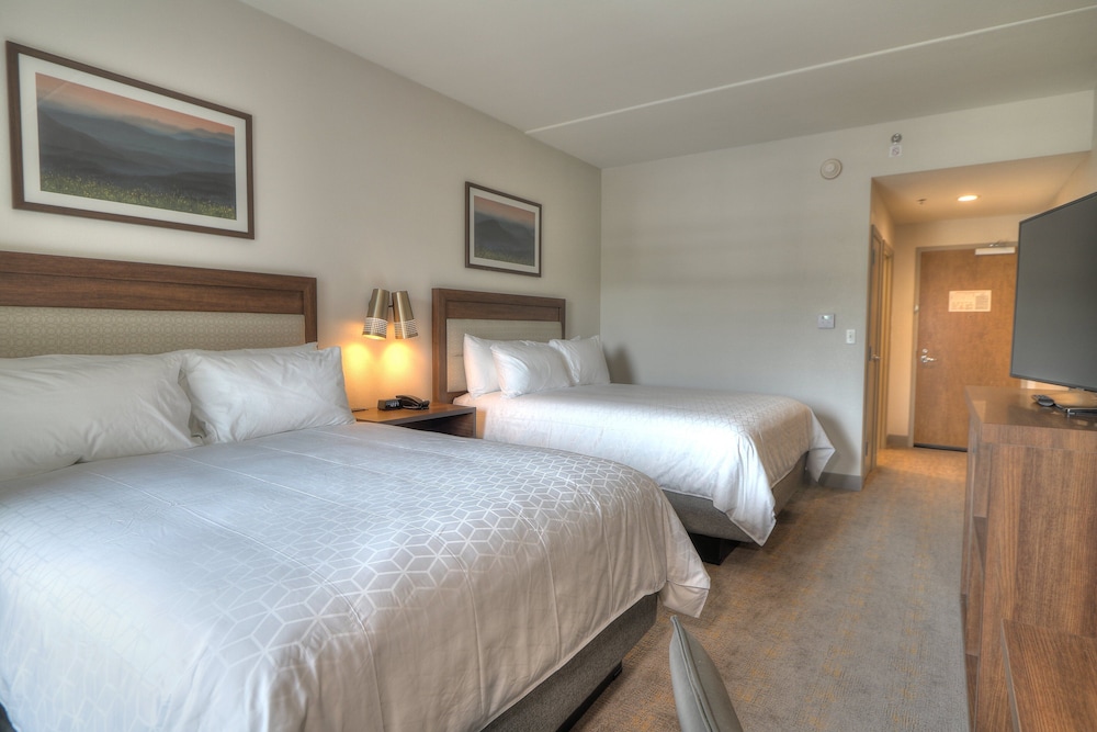 Premium, 2 Queen Beds, Parkway View, Balcony