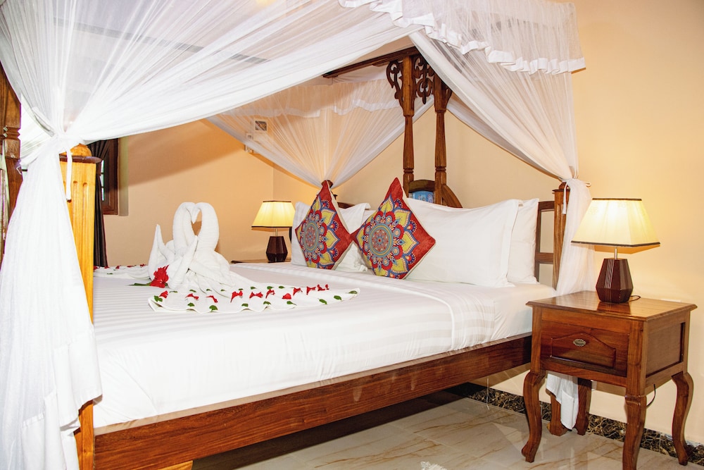 Sunny Palms Beach Bungalows 18/65