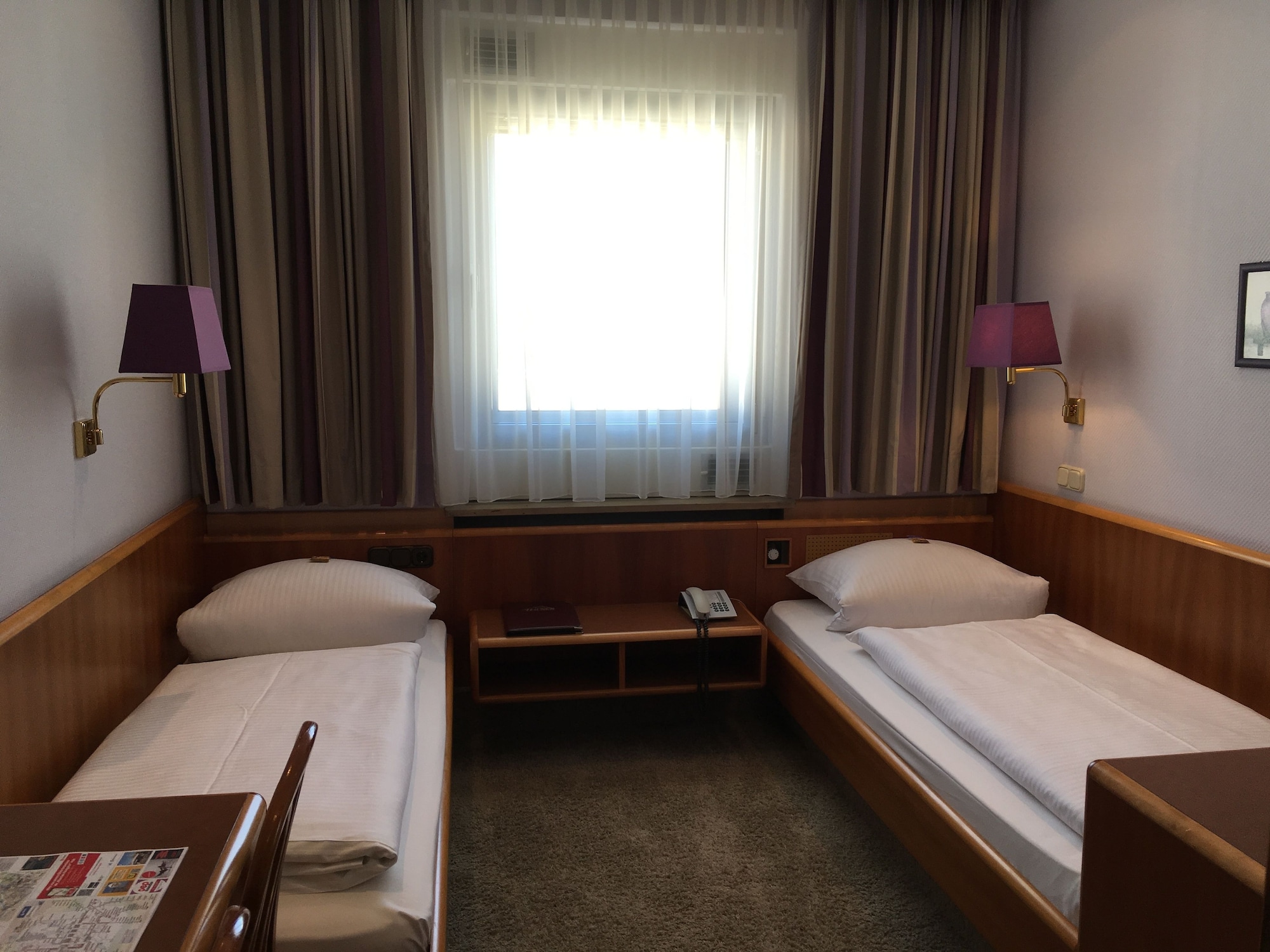 ROOM, DOUBLE OR TWIN BED