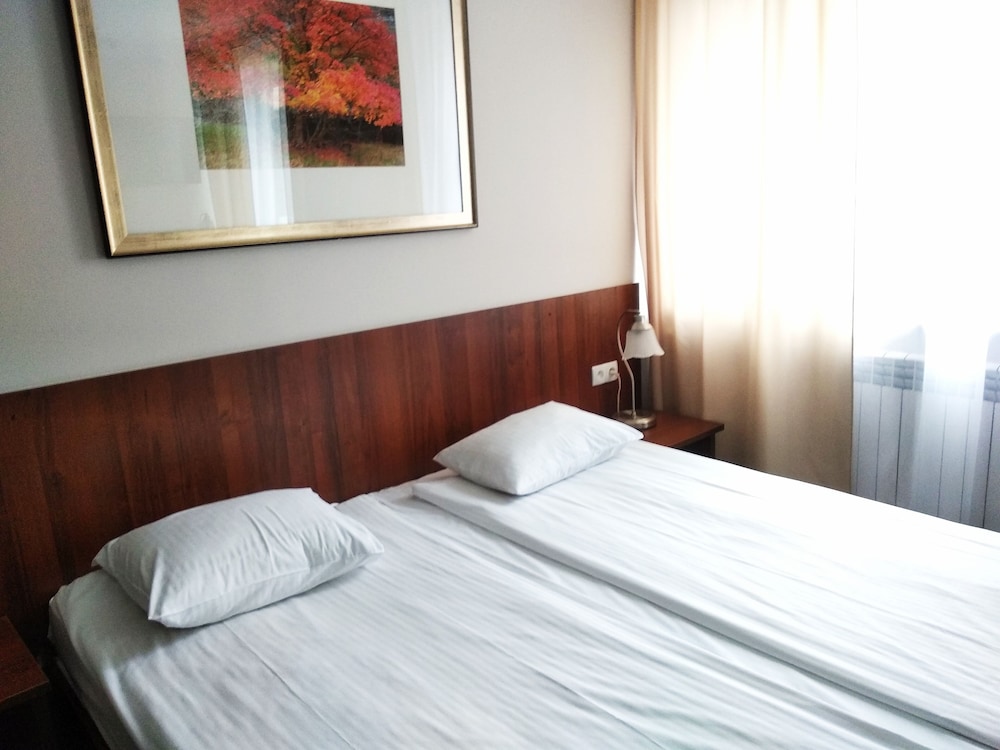 Hit Hotel 11/73