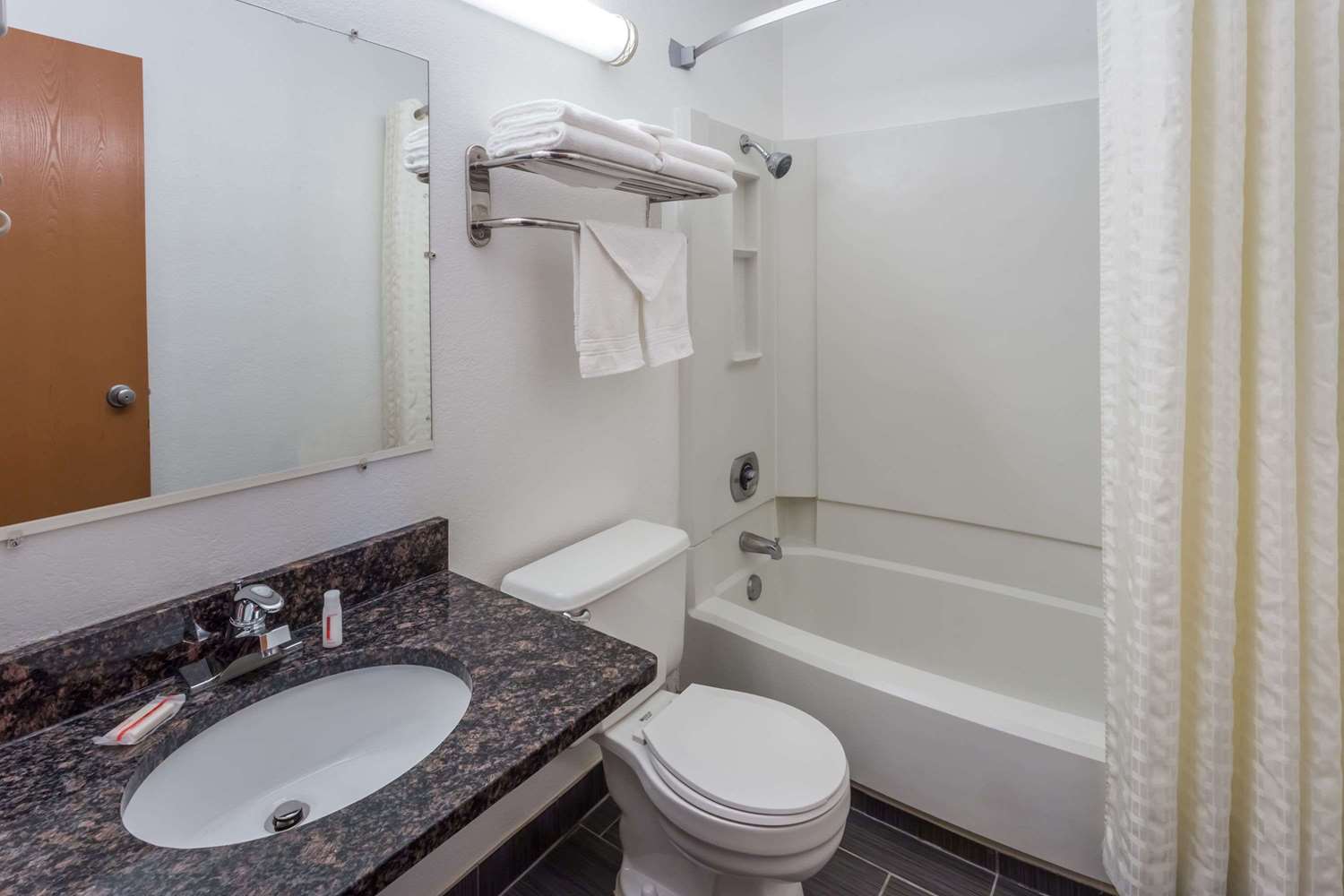 Super 8 by Wyndham Janesville WI 18/19