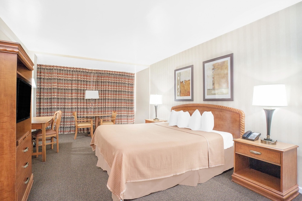 Howard Johnson by Wyndham Atlantic City 24/40