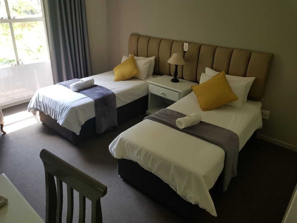 Outlook Lodge OR Tambo 6/35