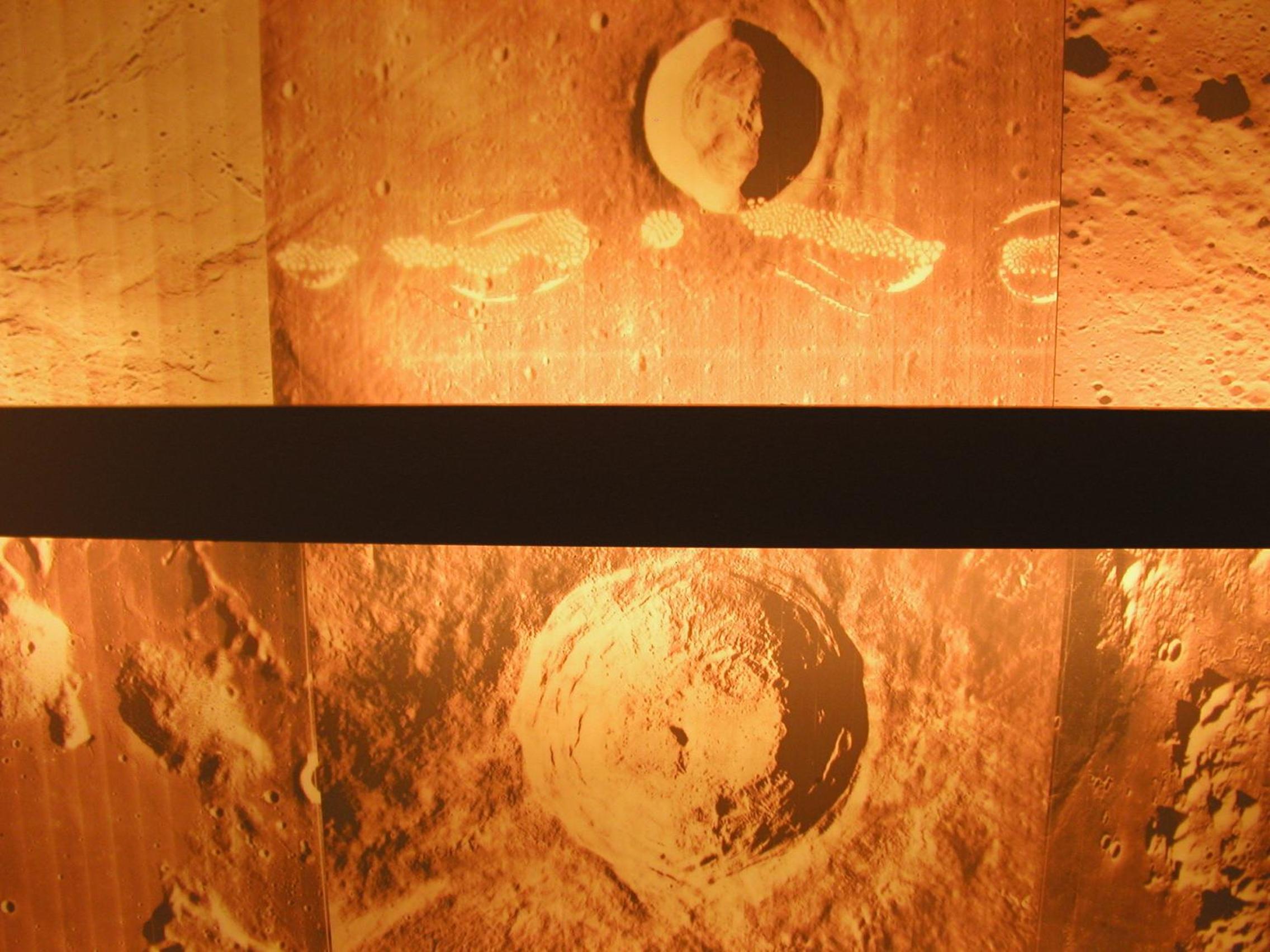 Moon Hotel 28/36