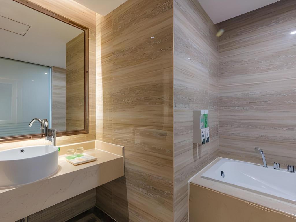 Vienna International Hotel (Zhongshan North Station) 53/57