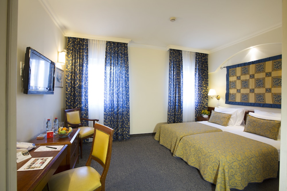 DELUXE, TWIN BEDS