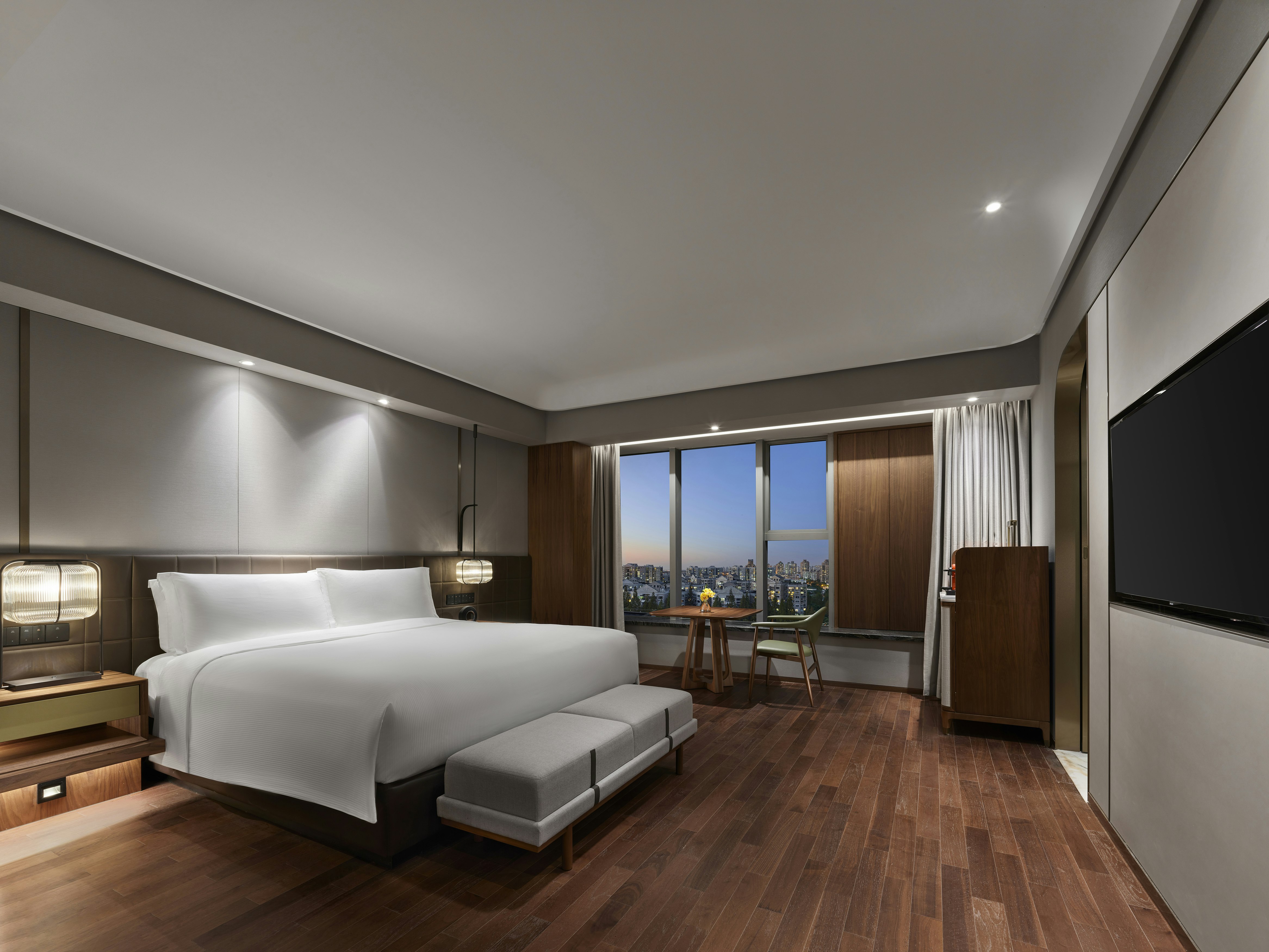 EXECUTIVE, KING BED