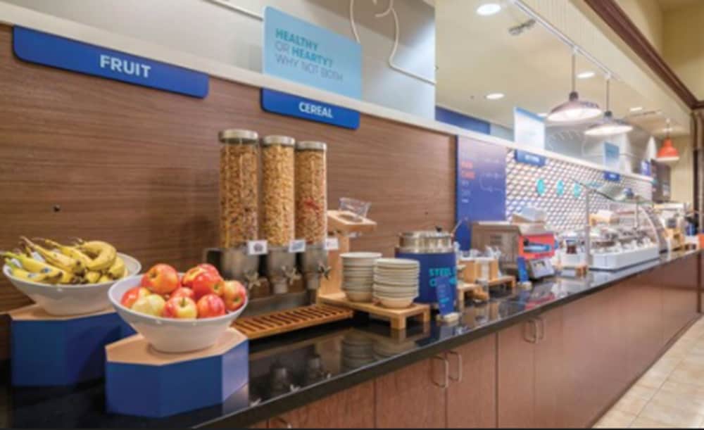 Holiday Inn Express Suites St Louis Airport 38/58