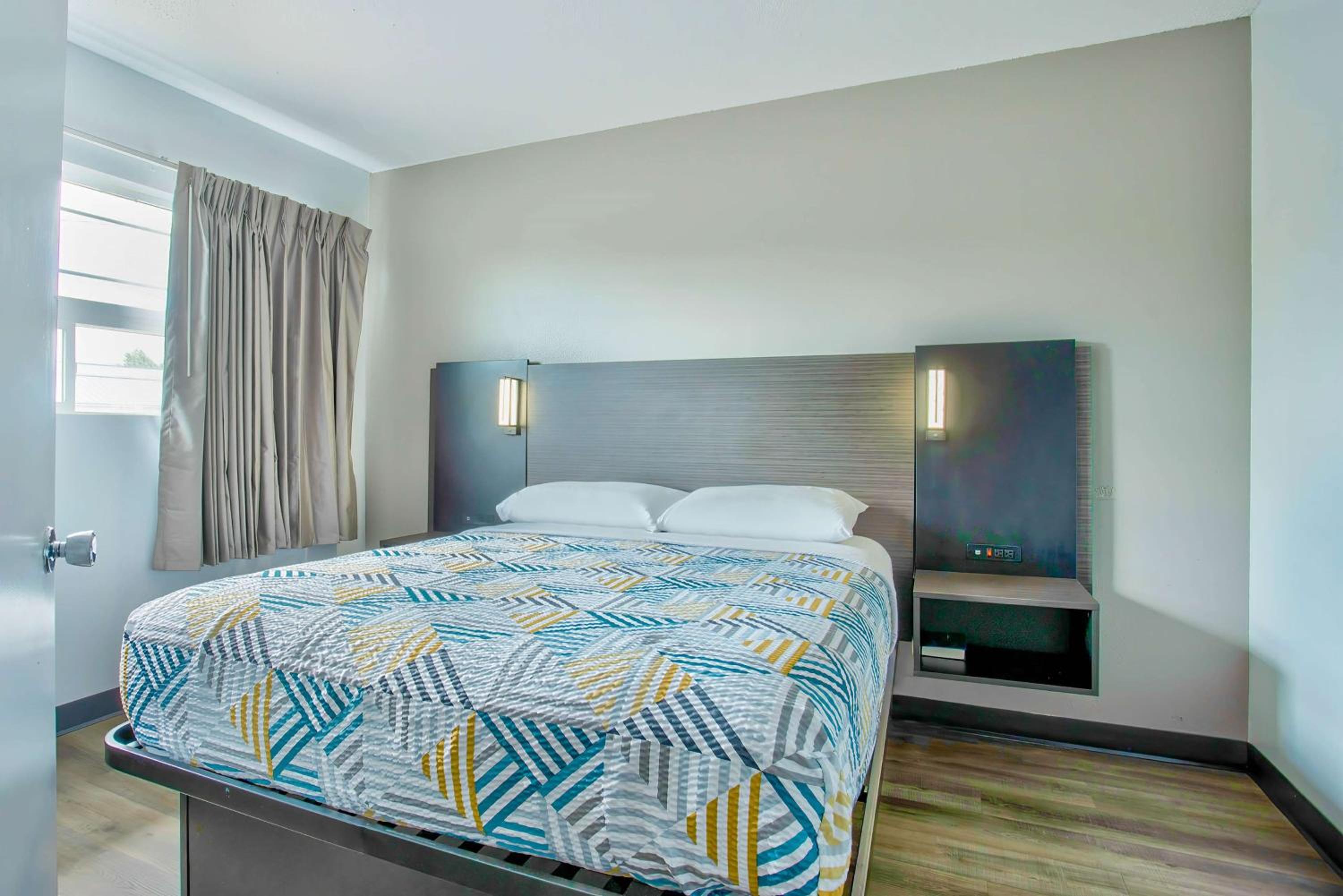 ROOM, QUEEN BED