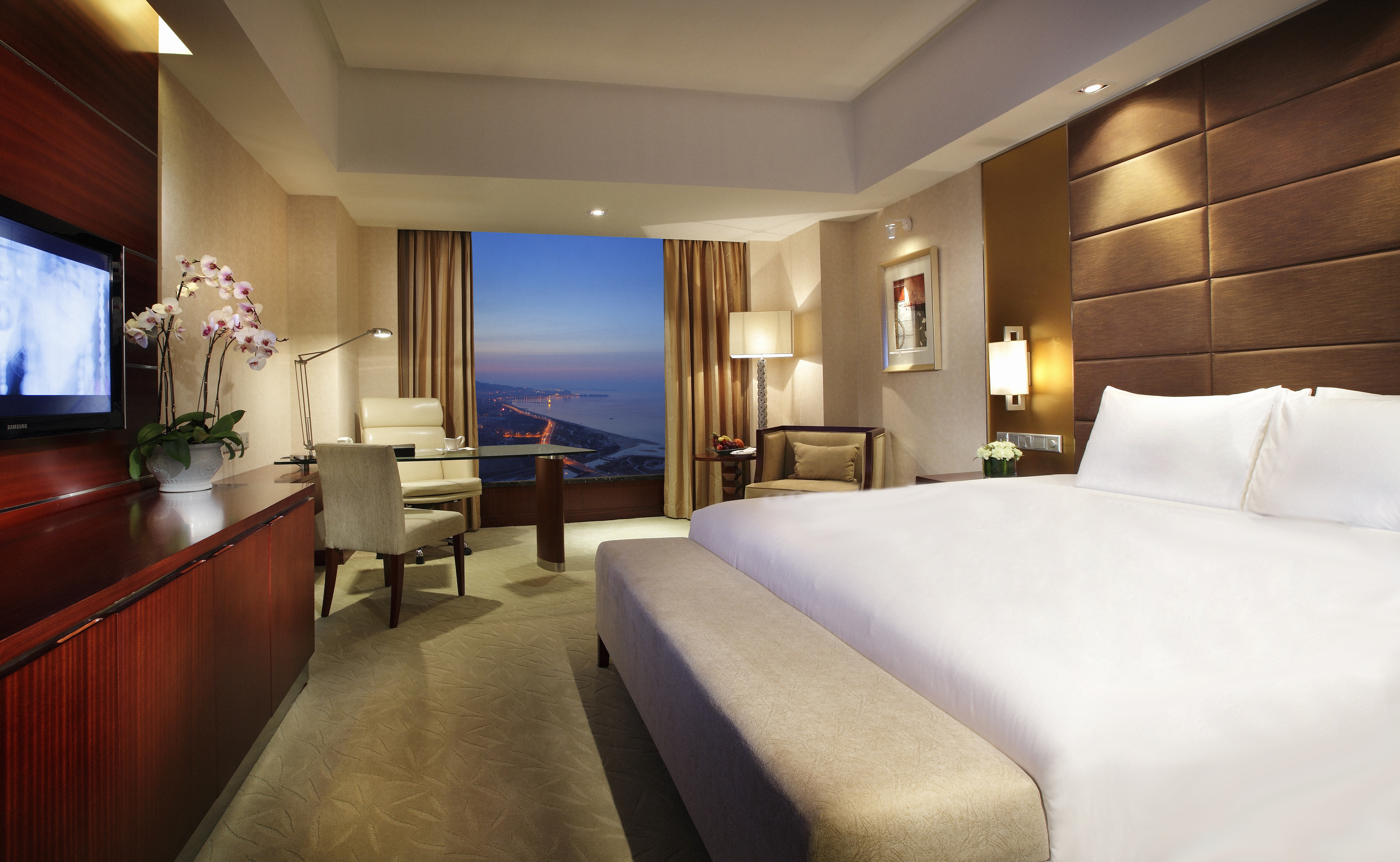 Standard, King Bed, City View, Club Floor