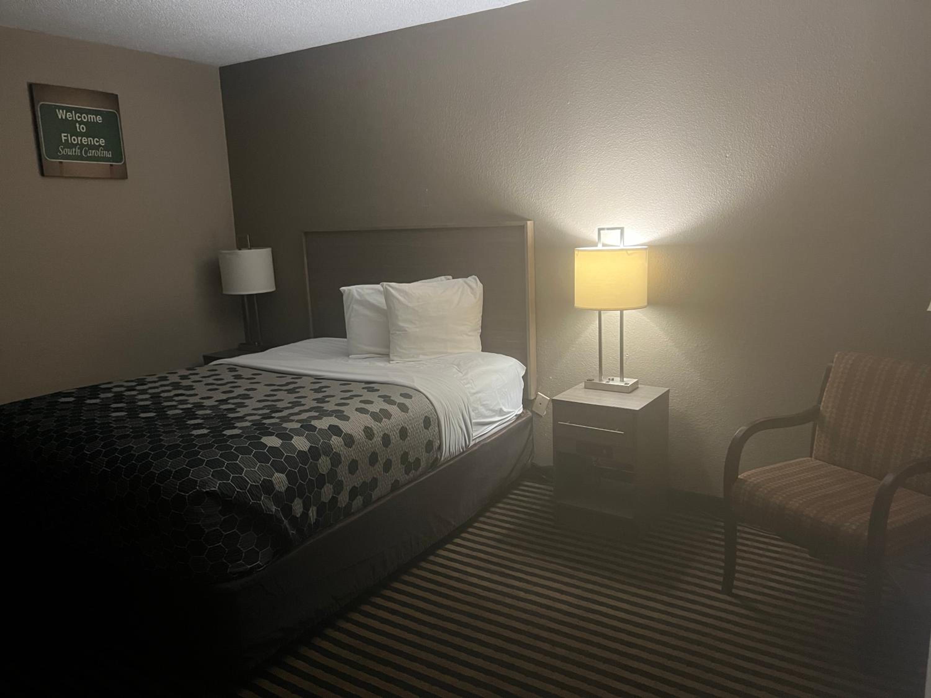 ROOM, QUEEN BED