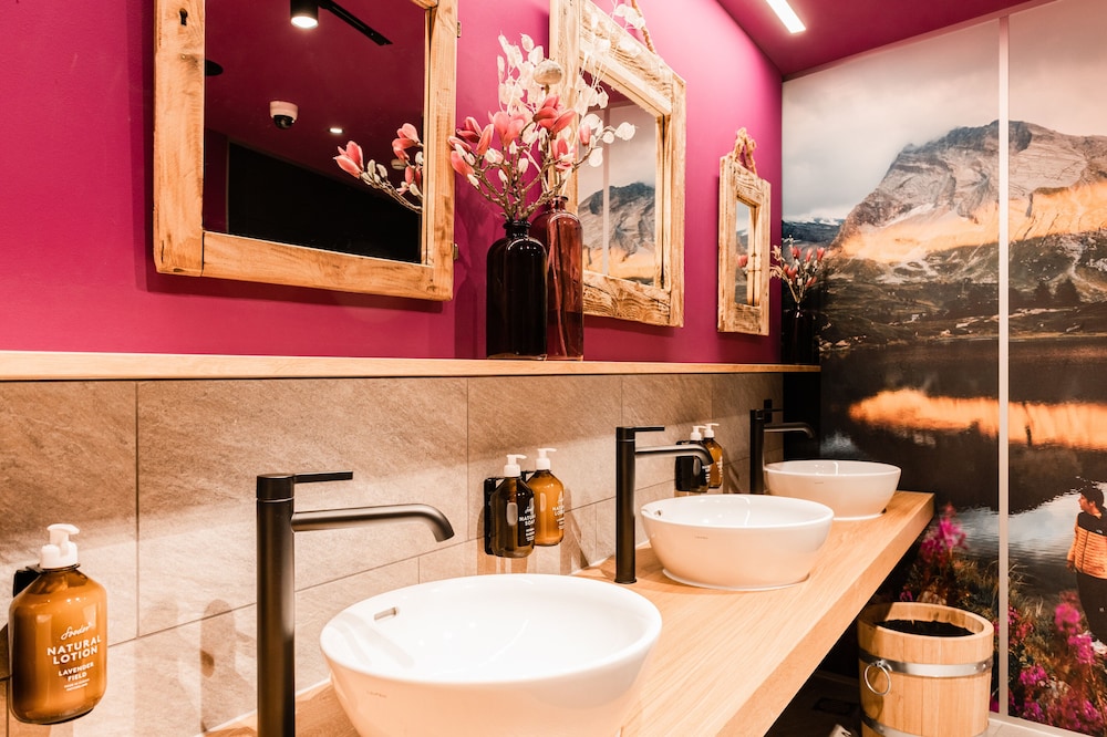 Capsule Hotel - Alpine Garden Zurich Airport 36/37