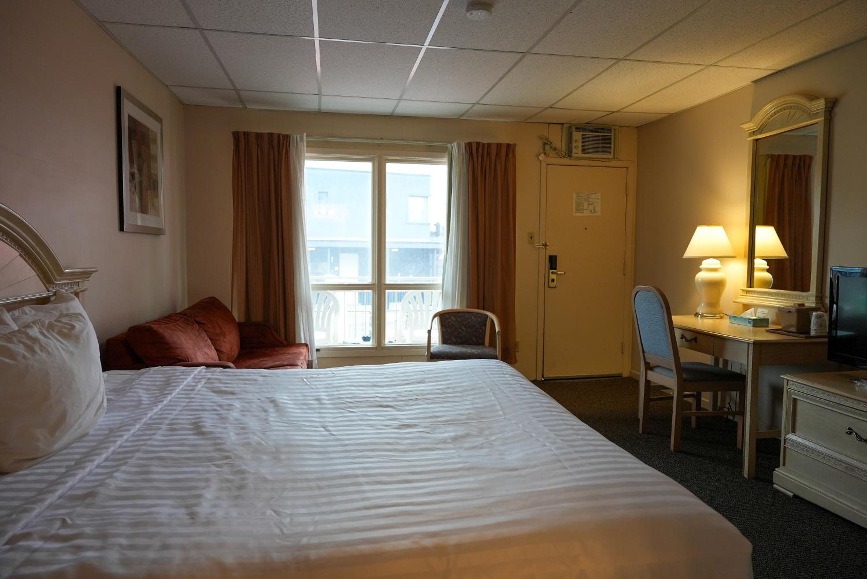 Suite, King Bed, 2 Sofa