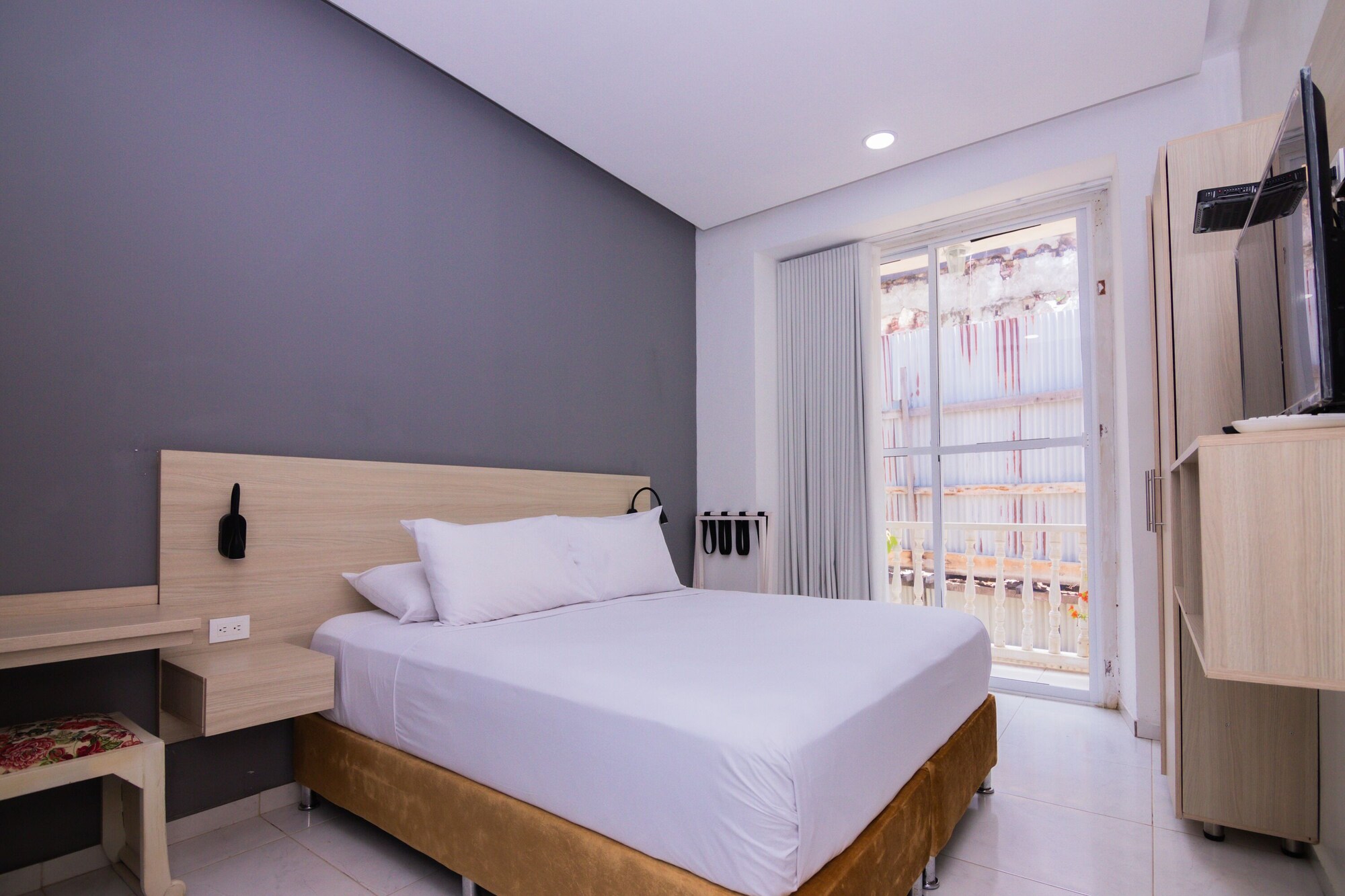 BUSINESS, DOUBLE BED